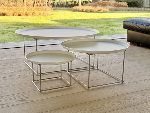 Trois tables d'appoint B&B Italia FAT FAT blanches avec cadre chromé