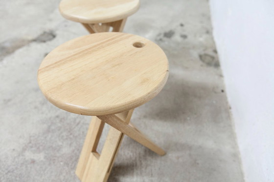 Image 1 of Een paar opklapbare krukjes van Adrian Reed uit de jaren 80.