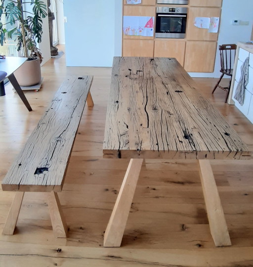 Table en chêne ferme et noble, fabriquée à partir de vieilles planches de wagons