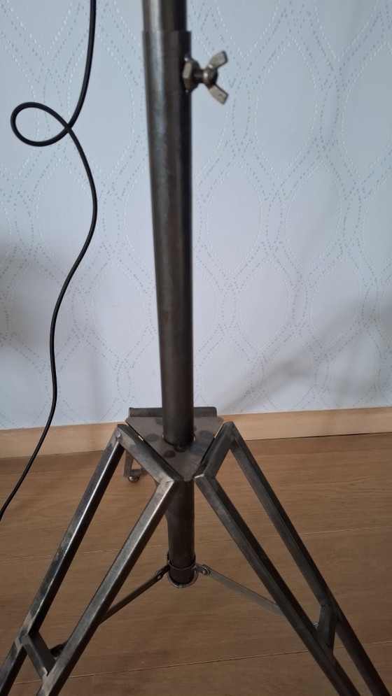 Image 1 of Lampada da terra moderna con supporto, look industriale