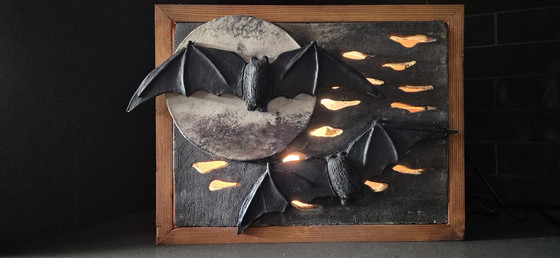 Image 1 of Luce d'atmosfera in ceramica fatta a mano con pipistrelli