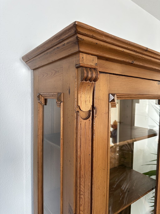 Display Cabinet of Quality Wood with Beautiful Details