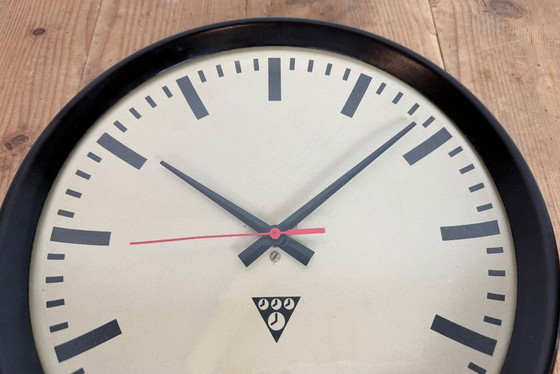 Image 1 of Industriële bruine bakelieten fabriekswandklok van Pragotron, jaren 60