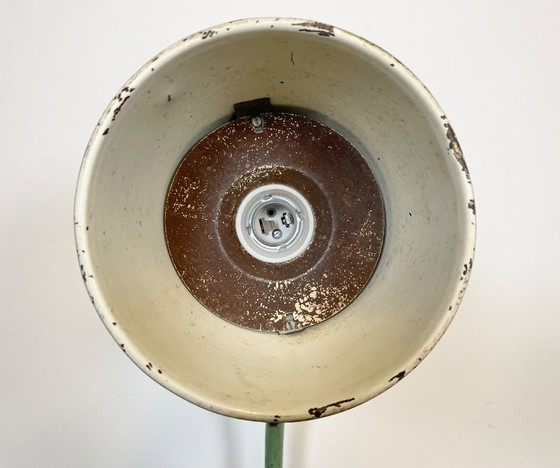 Image 1 of Lampada da tavolo industriale verde da officina, anni '60