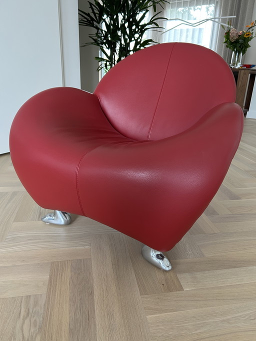 Papageno, een iconische fauteuil in rood leer in nieuwstaat