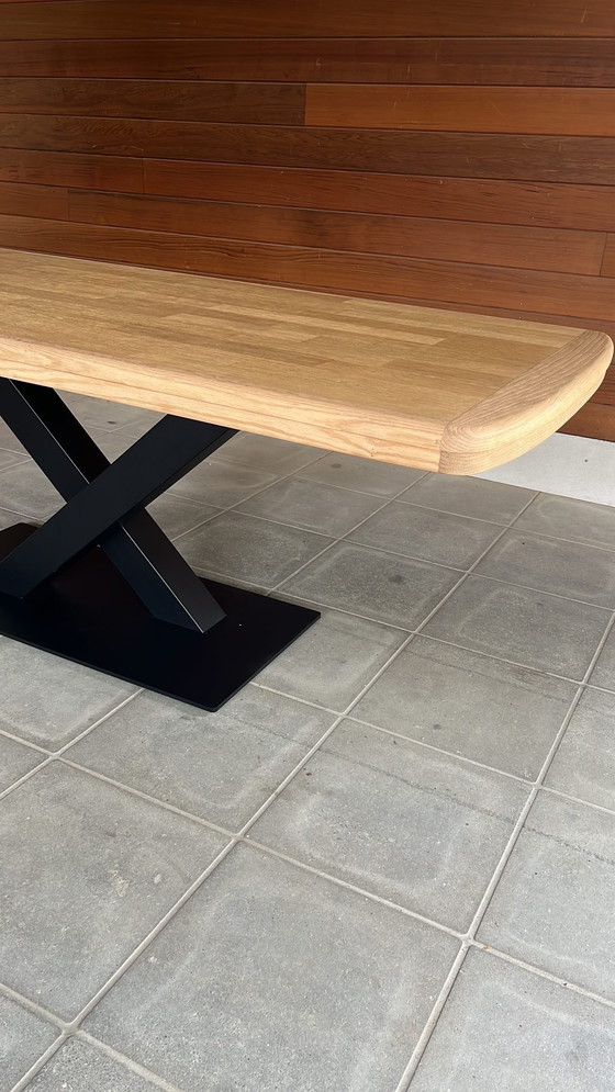 Image 1 of Tavolo in rovere riciclato con gamba centrale in metallo