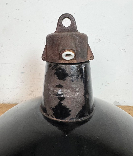 Image 1 of Industriële zwarte geëmailleerde fabriekslamp met gietijzeren bovenkant, jaren 50