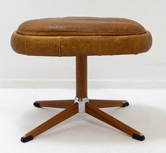 Image 1 of Poggiapiedi girevole in pelle marrone con base in metallo - De Sede, Svizzera.