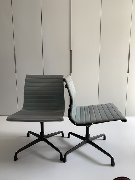 2 chaises de bureau Eames EA101 Vitra vert de mer couleur sauge