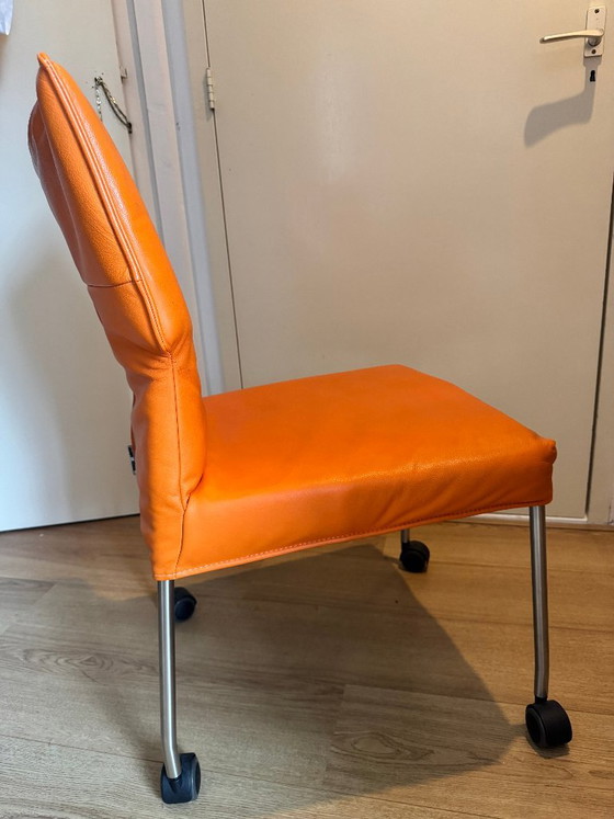 4 chaises de salle à manger design en stock – Design on Stock, Leather, Metal (photo 5 of 12)