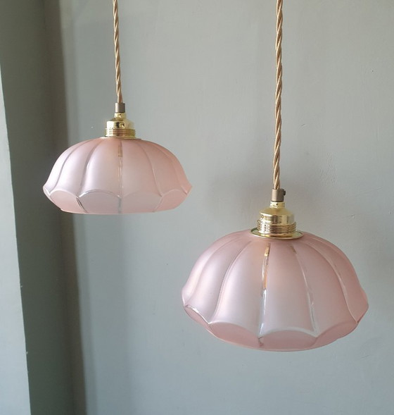 Image 1 of Ensemble de 2 suspensions vintage en verre opalin rose pastel, élégantes en forme de rosace.