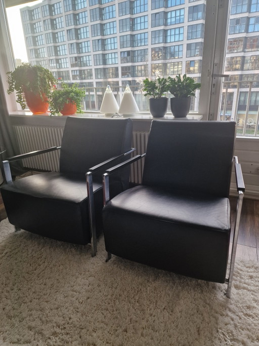 Twee design zwarte leren fauteuils.
Merk Harvink, Tpy Alowa.