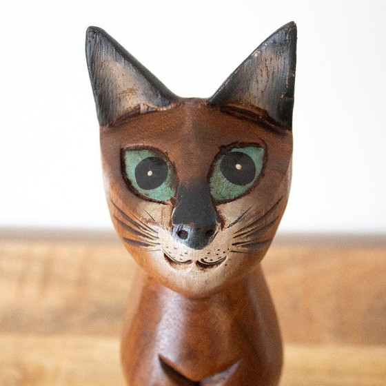 Image 1 of Ensemble vintage de chats siamois en bois sculptés à la main : deux figurines de chats de style art populaire