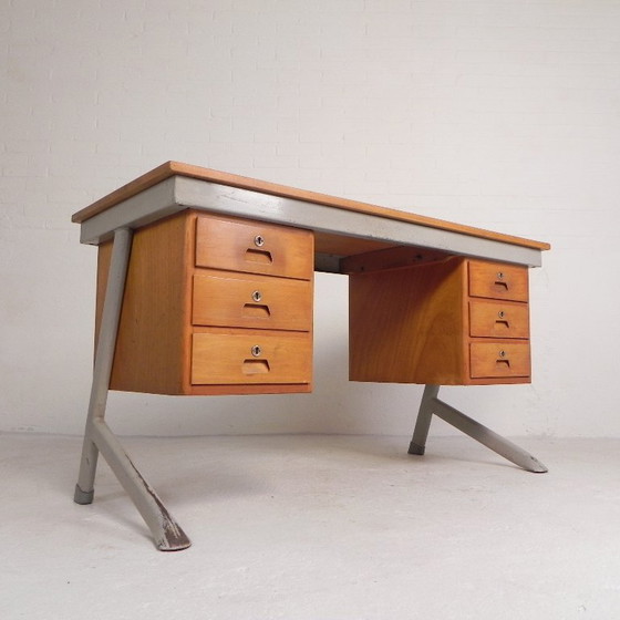 Escritorio industrial con 2 cajoneras, década de 1960. – Wood, Iron (photo 3 of 32)