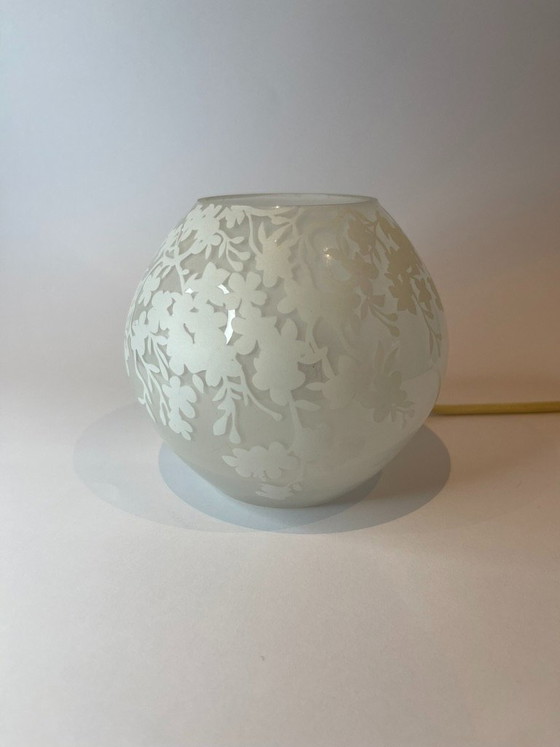 Image 1 of Lampe de table KNUBBIG Vintage IKEA en verre dépoli avec détails de fleurs de cerisier