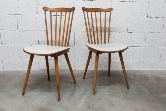 Image 1 of Coppia di sedie Baumann Menuet, patina color miele, sedili in vinile bianco