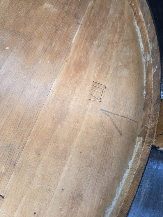 Zeldzame grote art-deco sokkeltafel/salontafel met sabelvormige poten (1930) – zwart gelakt en walnoothout (photo 5 of 5)