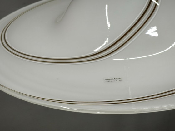Paar Italiaanse Murano opaalglas en messing hanglampen uit de jaren 70 – Kroonluchters (photo 6 of 15)