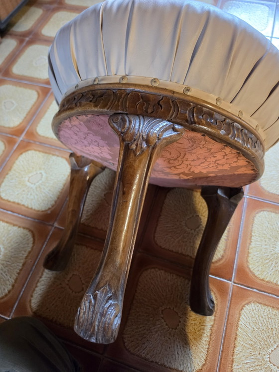 Image 1 of Taburete victoriano de nogal