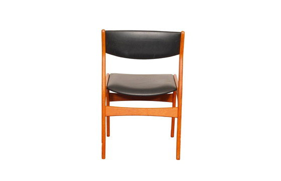 Image 1 of Ein Satz von 5 Dyrlum-Esszimmerstühlen (Teakholz und schwarzer Vinylpolsterung)