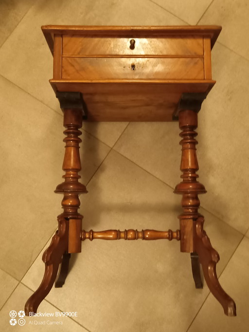 Mesa de costura con pequeños defectos.