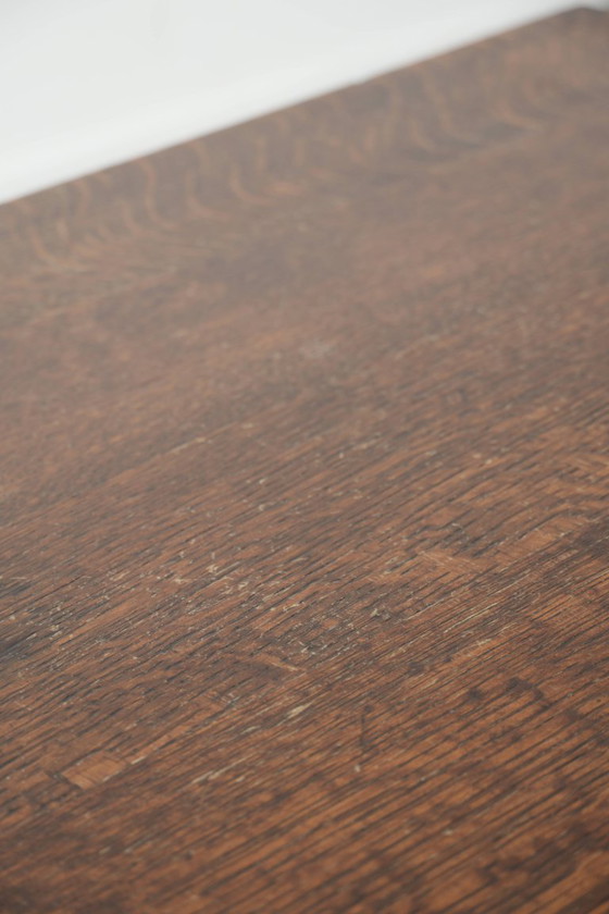 Image 1 of Antieke Engelse salontafel van eikenhout uit de 20e eeuw met twee lades