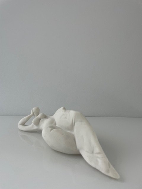 Image 1 of Escultura estilizada de una mujer reclinada