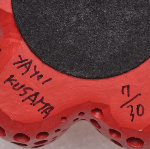 Yayoi Kusama, Original 7/30 Kürbis (Rot) Handsignierte Skulptur auf Sockel mit Box 1998 – beeldhouwkunst, Wood (photo 2 of 5)