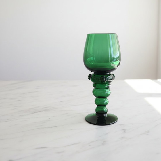 Image 1 of 2 verres à vin Roemer verts allemands – avec pied à baies – verre artisanal