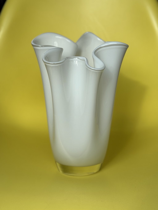 Vase mouchoir vintage en verre blanc - Elegant Design Eyecatcher