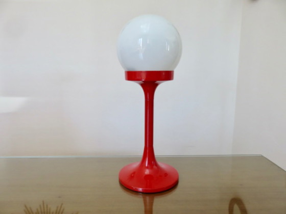 Pierre Disderot Tulpenfuß Tischlampe, rot lackiertes Aluminium und Opalglas, Frankreich, 1970 – Tischlampen (photo 4 of 11)