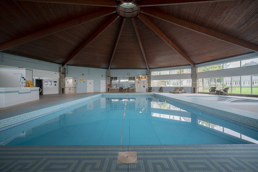 Piscina vacía — Fotografía enmarcada a color de gran tamaño (70x100 cm)
