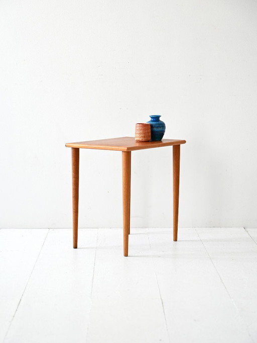 Pequeña mesa de centro escandinava de los años 50 con patas torneadas