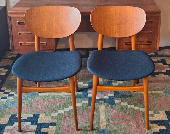 Image 1 of Een paar teakhouten eetkamerstoelen met marineblauwe hoezen, Denemarken, jaren 60.