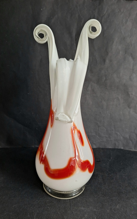 Image 1 of Grand vase en cristal Simais dans une forme d'art libre soufflé à la bouche et formé à la main. Verre de lait aux accents orangé