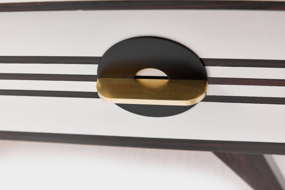 Image 1 of Vintage lage commode met afgeronde zijkanten en glazen blad, Denemarken, jaren 60.