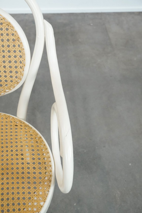 Image 1 of Sedia da bistrot bianca vintage con braccioli in stile Thonet