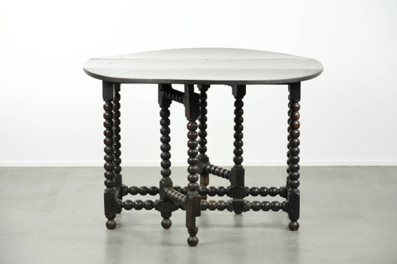 Image 1 of Mooie antieke Engelse eikenhouten gateleg tafel uit eind 17e/ begin 18e eeuw met bobbin gedraaide poten