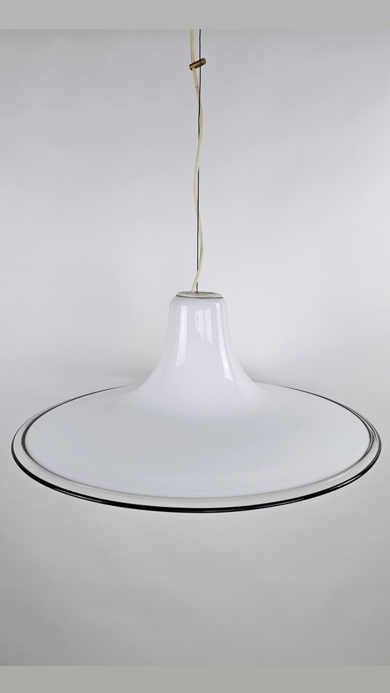 Image 1 of Pendelleuchte aus weißem Glas mit schwarzem, transparentem Rand, Modell „Hexenhut“, aus Italien