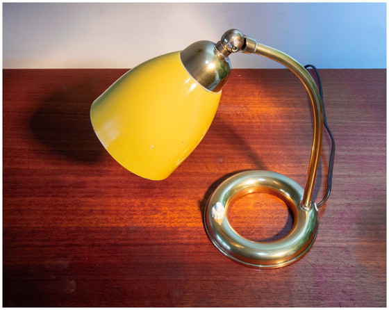 Image 1 of Lampe aus den 50er Jahren aus Messing und senffarbenem Metall, Superb