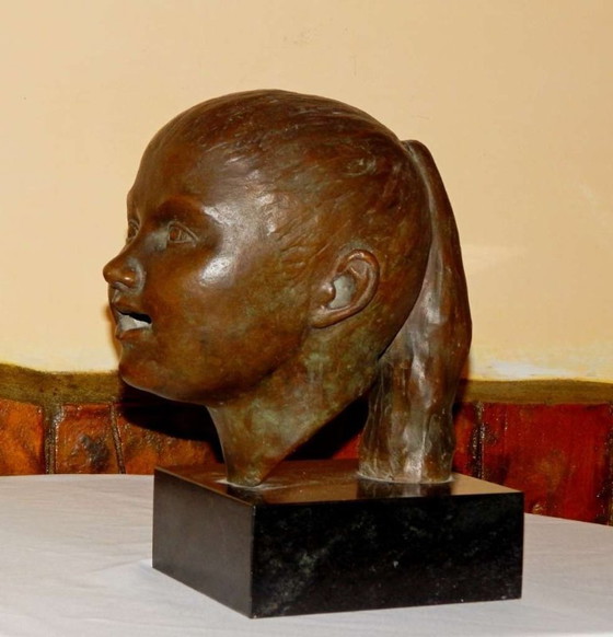 Image 1 of Elegante escultura de bronce: busto de una niña sobre una base de mármol macizo.