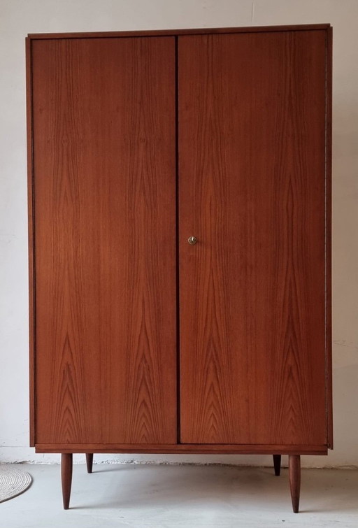 Garderobe aus der Mitte des Jahrhunderts