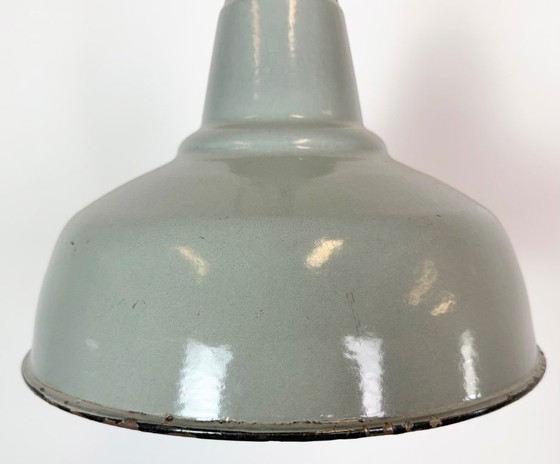 Lámpara colgante industrial de esmalte gris, década de 1960. – Lámparas colgantes, Iron (photo 5 of 17)