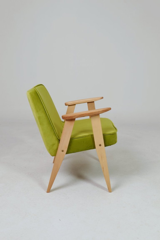 Image 1 of Vintage loungestoel, perengroen fluweel, natuurlijk geolied hout.