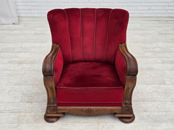 Image 1 of Deense relaxfauteuil uit de jaren 50, bekleed met velours en gesneden eikenhout.