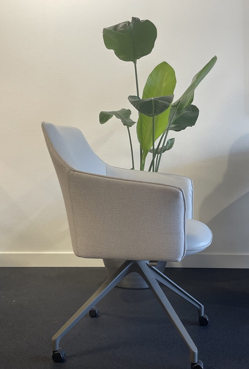Leolux Mara Twist Chair (1) Senso Dawn
