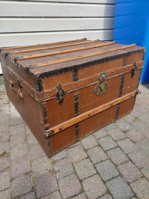 Coffre de voiture antique