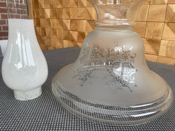 Image 1 of Lampe de table ancienne en étain, magnifique et richement décorée