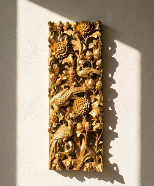 Haut-relief chinois en bois sculpté et doré – Décor d’oiseaux et fleurs – Art asiatique XXe siècle