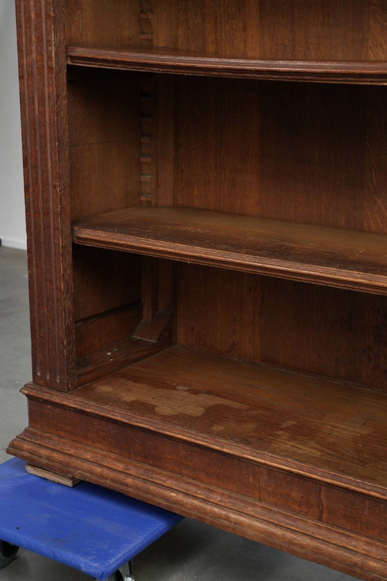 Warm antique Dutch oak bookcase from the early 20th century with elegant details – Wood (photo 9 of 9)